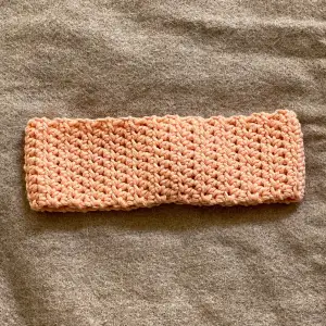 Virkat hårband🤍 @CrochetByViola på instagram för fler färger och virkade plagg🫶🏼KÖP 2 FÅ 1 FÖR HALVA PRISET PÅ HÅRBAND🧸