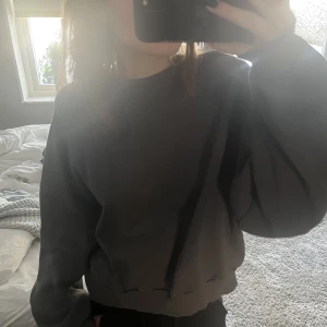 Grå sweatshirt  - Säljer denna gråa sweatshirt från Nelly. Storlek s. Frakt tillkommer 💕