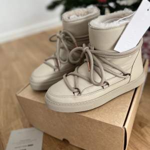 Fina och unika vinter skor INUIKII. Köpte de online och de kändes obekvämt på min fot. Använd dem bara två gånger. Original pris 3099 sek. 