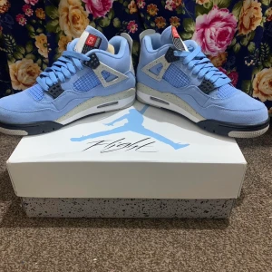Jordan 4 University Blue - Storlek 45-46