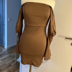 Klänning  - Off shoulder klänning 