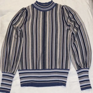 Randig tröja  - Använd 1 gång. Original pris 299kr