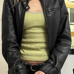 Läderjacka  - Jättesnygg fakeläderjacka! Pris kan diskuteras🫶