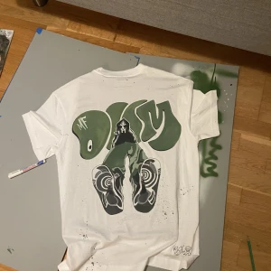 MF DOOM t-shirt - MF DOOM T-shirt. Egen designad tryck på en weekday oversized t-shirt. Storlek S sitter som baggy M. :)