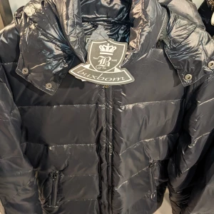 Helt Nya Buxbom Jacka (finns med fake päls luva) - Bux bom varma vinter jacka helt nya utan päls luva och med päls luva finns.  Utan päls luva: 729 kr med frakt  Med päls luva: 849 kr med frakt  Storlekar: S,M,L,XL Fina vinterjackor med detachable hood. Dom tål vatten och är av bra kvalitet!