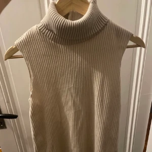 Polo väst Zara - Oanvänd polo väst från Zara. Strl S