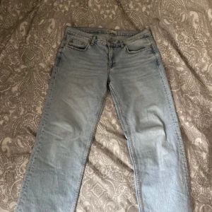 Low waist jeans - Säljer mina low waist jeans från Gina Tricot. Finns inget fel på de ser helt nya ut. Nästan helt oanvända. Säljer de för att de är för stora annars hade jag behållt de. Nypris 499 Skriv vid intresse