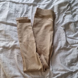 Gravid Tränings-tights  - Gravida tränings-tights i stl L. Sitter rätt bra som M oxå:) När kag kom hem från ullared så visade det sig att jag tog fel tights, aldrig använda. Köpte dem för ca 150kr och säljer dem för 110kr:)  Priset kan självklart diskuteras💕