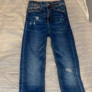 Jeans med slitningar från stradivarius