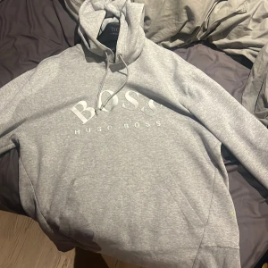 Hugo boss hoodie - Säljer min Hugo boss hoodie då den inte används något mer, 600 kr, 2300 ny köpt på nk. Storlek xl men passar L. Hör av dig vid frågor. Köparen står för frakten 