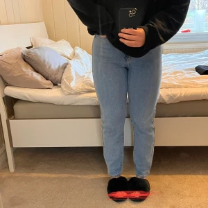 Jeans - Säljer dessa enbart för att det inte riktigt är min stil med denna typ av modell på jeans. De ligger helt enkelt bara i garderoben och dammar. Storlek 28/28 har jag för mig. Men passar mig som är S/M