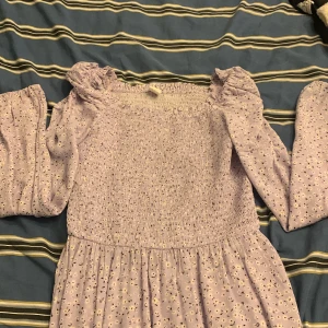 Lindex lila klänning 💜 - Fin lila klänning från Lindex💜använd några gånger på bröllop men inte annars😃storlek: 164