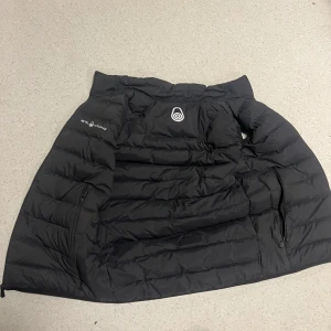 Sail Racing Väst - En fin Sail racing väst som är andvänd fast helt i nyskick, storlek 160 och har inga fel på sig! Fraktas :) qr kod finns