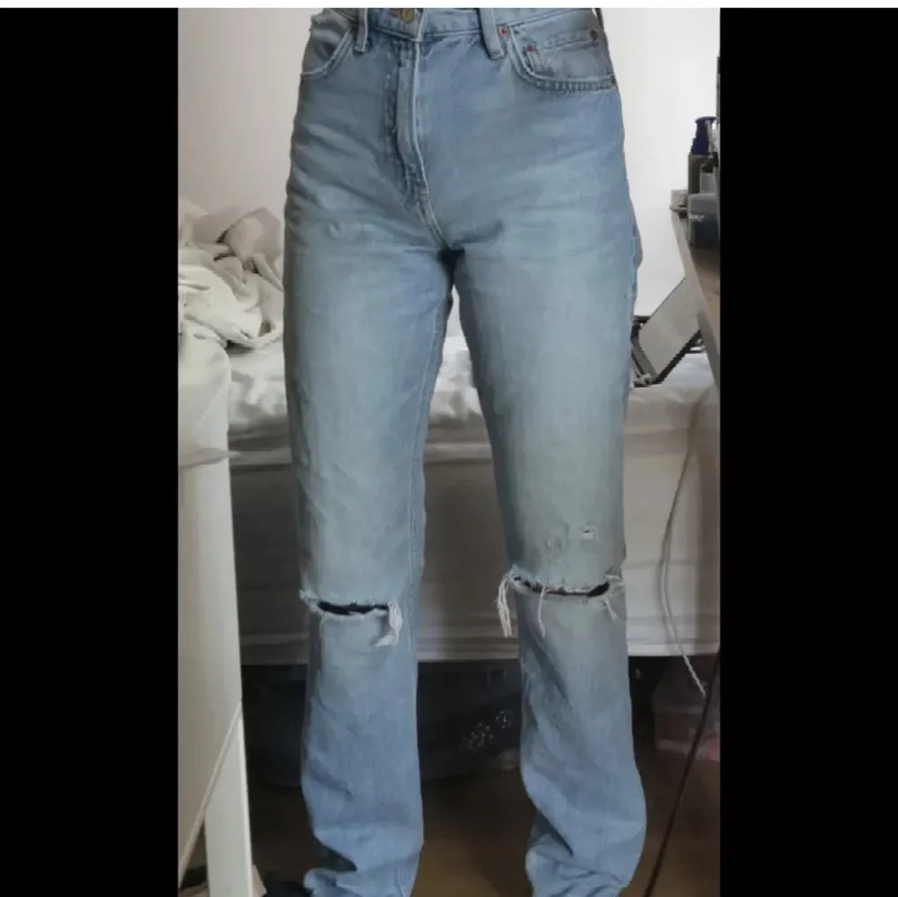Blåa Straight jeans med hål på knäna, storlek 38. Aldrig använda och prislappen sitter kvar.. Jeans & Byxor.