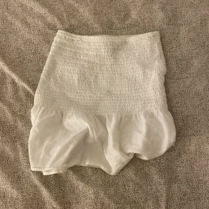 Vit kjol  - En superfin vit kjol från H&M i storleken XXS men skulle säga att den passar XXS-XS. Själv så har jag S i kjolar!😇