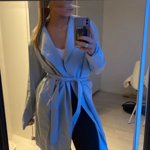 ljusblå kappa - En helt oanvänd ljusblåkappa från nelly💗 säljer pågrund av att det inte var min stil