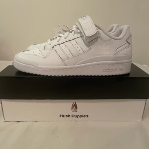 Adidas forum skor - 🤍Hej säljer ett par helt nya adidas forum low triple white🤍 skorna är helt nya🤙kvitto finns och lapparna finns kvar på skon💣pris kan sänkas vid snabb affär🤍 box finns tyvär inte, ersättnings box finns‼️