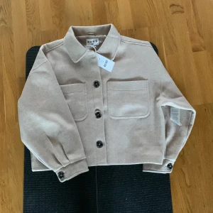 NA-KD Kappa - Säljer denna helt oanvända, populära kappan storlek 36 från NAKD då den var för stor för mig. Perfekt till höst/ vinter. Skriv vid intresse eller frågor 💕