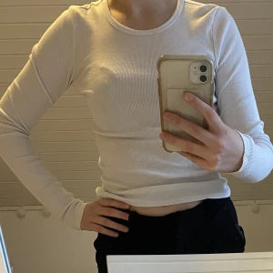 Vit långärmad tröja  - Fin långärmad vit tröja från Hollister. Knappt använd, i mycket bra skick. Storlek S men passar även xs. 