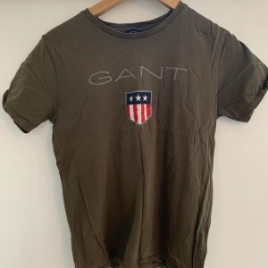 Gant T-shirt  - Gant T-shirt militär grön. I väldigt bra sick