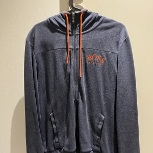 Hugo boss saggy - En fräsch hugo boss saggy som är i väldigt fint skick storlek L men passar även en M frakta eller mötas 