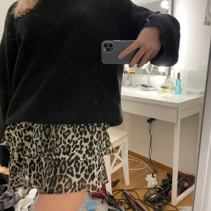 Strl S - En jätte fin leopard färgad volangkjol. Säljer då den inte kommer till användning 💓💓💓
