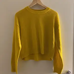 Säljer denna gula stickade tröja från h&m,nästan aldrig använd,så bra skick.