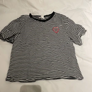Randning hm tröja  - Jätte fin bra skick hm tröja men tryck 60kr+frakt🫶🏻 