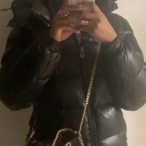 Moncler jacka - Funderar på att sälja min moncler jacka då den har blivit för stor för mig 💕  Kan skicka fler bilder vid önskemål 🫶🏾