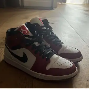 Säljer ett par Jordan 1 mid Chicago i storlek 43 de är använda ett fåtalet gånger pga att de växtes ur fort 