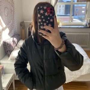 Läderjacka - Jättesnygg jacka i fake läder från Na-kd😇