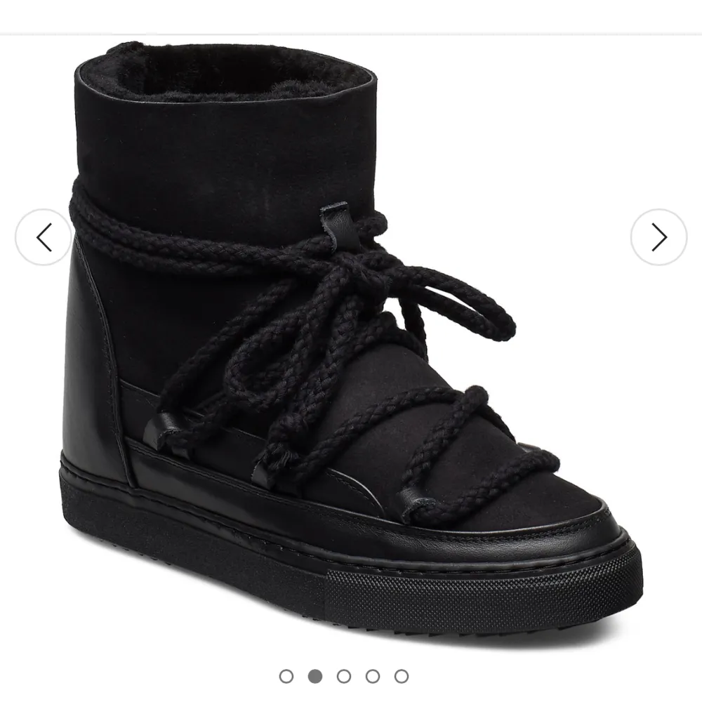 Säljer mina svarta inuikii skor. Säljer pga fel storlek.  Köpta för 2900 och säljer för 1700.. Skor.