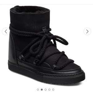 Säljer mina svarta inuikii skor. Säljer pga fel storlek.  Köpta för 2900 och säljer för 1700.