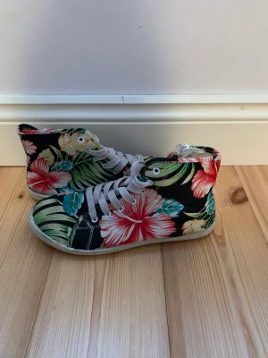 Skor  - Blommiga skor i storlek 36. Använda men i bra skick. 