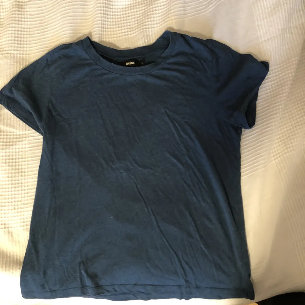 Mörkblå t-shirt från Bikbok. Den är i storlek L men skulle säga att den är mer som en S/M. T-shirts.