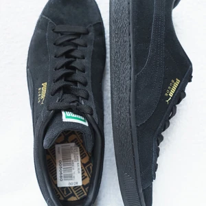 Black Puma Suede - A pair of Puma Suedes in perfect condition, only used indoor for a day! Shipping from/ available for pickup in Münich, Germany.