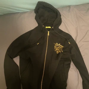 Versace  - Jag säljer min Versace tröja ny pris 2800kr jag ska sälja den nu för den är för liten för mig  Man kan byta bara DM mig