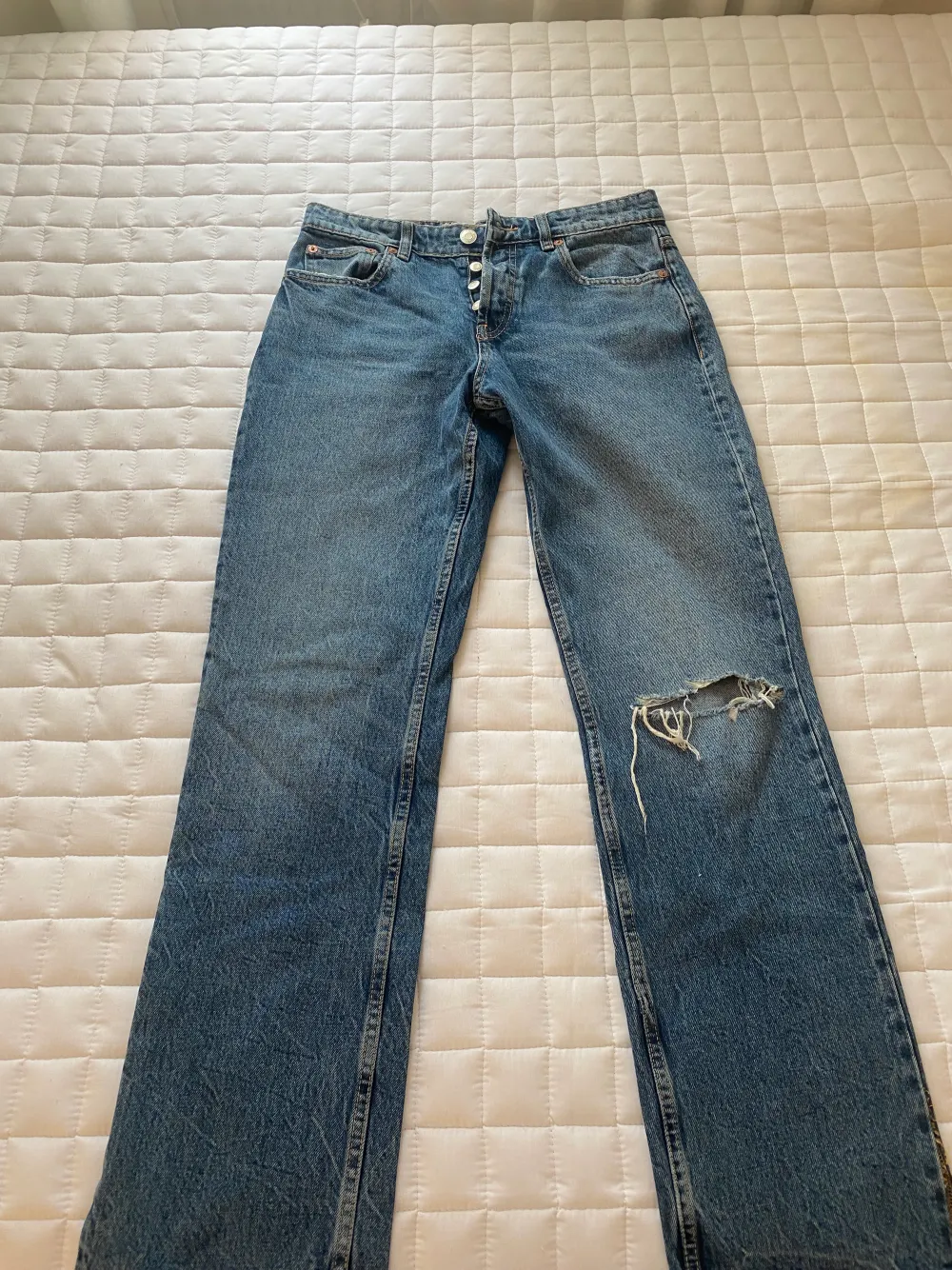 Helt oanvända zara jeans med slit och ett hål på höger ben, Super fina men dom kommer tyvär inte till användning ❤️pris kan diskuteras!!! storlek 38 men sitter som 36.. Jeans & Byxor.