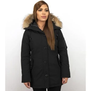 Vinter jacka med päls, canada goose liknande  - En skön vinter jacka som är väldigt varm, många har trott att det är canada goose, men det är inte det. Jackan är väldigt varm och har en snygg pass form, det sitter fint på kroppen, men nu har jag växt ut ur den.