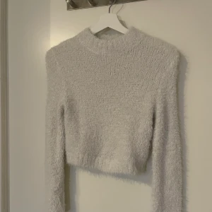 H&M stickad - Jättefin stickad fluffig tröja, använd ett par gånger. 50kr+frakt