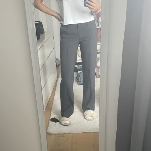 Gråa kostym byxor - Från Venderby’s i strl xs och passar även mig som är 173 med långa ben