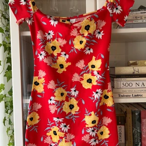 Divided  Blomklänning 40 - Divided  Blomklänning 40 