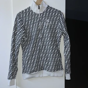 Fendi Tröja - Säljer en oanvänd vintage Fendi tröja, det är en storlek L men passar som en S-M! skriv för mer info