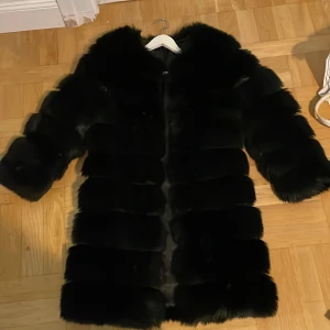 Fluffig jacka - Jag ha använd den 1 gång och köpte den 2022. Den är varm och skön.