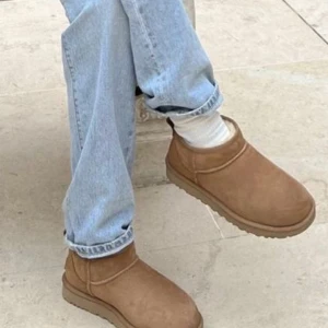mini uggs - fake mini uggs köpte från trendza stockholm, andra bilden är från hemsidan och den färg jag köpte :) aldrig använda, säljer då de var lite små i storlek 💓storlek 39 men passar mer 37/38 enligt mig 💓💓