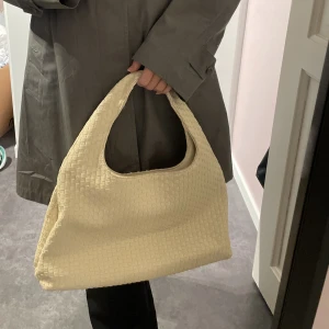 Vit flätad väska - Vit bottega liknande flätad väska från Nakd köpt här på Plick. Har tyvärr inte kommit till användning. Är i mycket fint skick!🤗