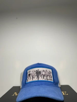 MAGGIORE C6  - De är en använd maggiore c6 som jag säljer här på Plick. Den är lite smutsig där de vita och de har gott sönder på knapparna. Annar är de en fin keps 