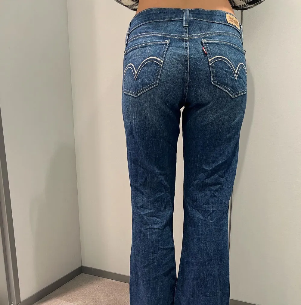 Helt perfekta och felfria lågmidjade Levis jeans i super najs färg. Köp på Extended uf på Instagram!!! Först till kvarn. Jeans & Byxor.