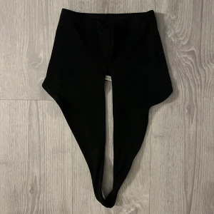 Zara topp - Svart zara topp med öppen rygg och band som man kan korsa vid halsen. Använd få gånger, Max 2. 