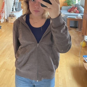 Brun kofta - Brun kofta/hoodie med blixtlås! Oversize:))